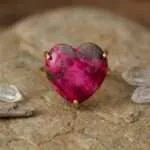 Anillo de la senda luminosa con piedra de apatita, labradorita o jade