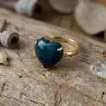 Anillo de la senda luminosa con piedra de apatita, labradorita o jade