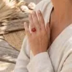 Anillo de la senda luminosa con piedra de apatita, labradorita o jade