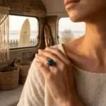 Anillo de la senda luminosa con piedra de apatita, labradorita o jade