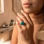 Anillo de la senda luminosa con piedra de apatita, labradorita o jade