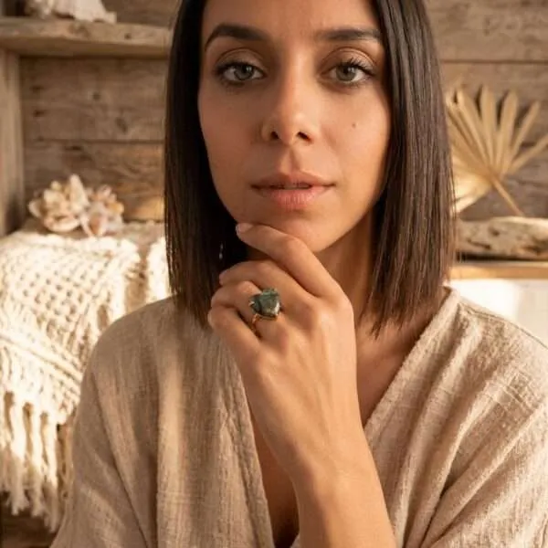 Anillo de la senda luminosa con piedra de apatita, labradorita o jade