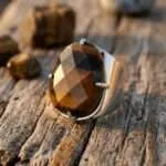 Anillo del tercer ojo con piedra de ojo de tigre