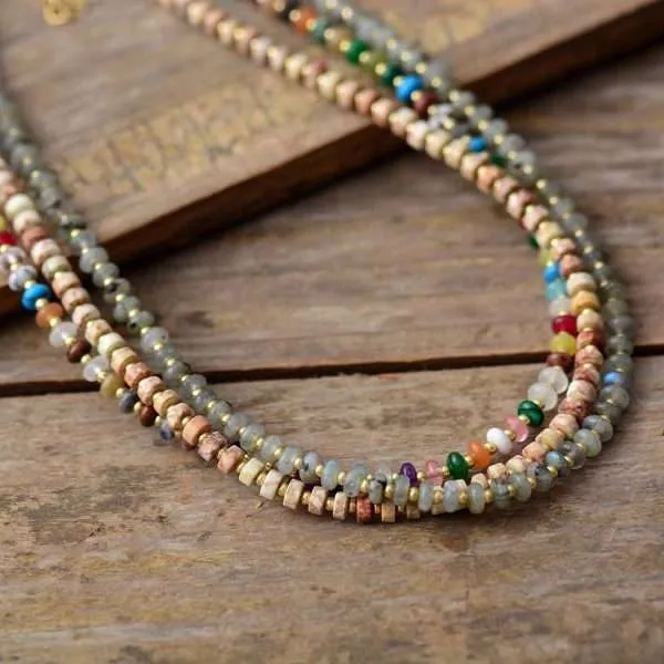 Gargantilla del apoyo y el optimismo con piedras de jaspe y labradorita