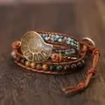 Pulsera de la memoria del mar con fósil de amonita y piedras naturales