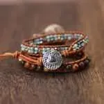 Pulsera de la memoria del mar con fósil de amonita y piedras naturales