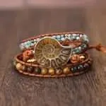 Pulsera de la memoria del mar con fósil de amonita y piedras naturales