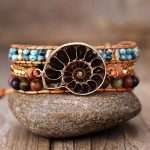Pulsera de la memoria del mar con fósil de amonita y piedras naturales