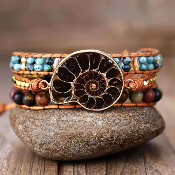Pulsera de la memoria del mar con fósil de amonita y piedras naturales