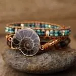 Pulsera de la memoria del mar con fósil de amonita y piedras naturales