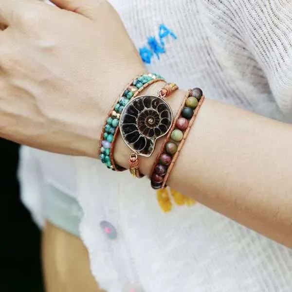 Pulsera de la memoria del mar con fósil de amonita y piedras naturales