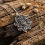 Collar Flor de Loto con Símbolo OM — Meditación y Amuleto