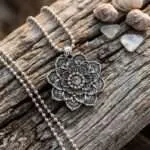 Collar Flor de Loto con Símbolo OM — Meditación y Amuleto