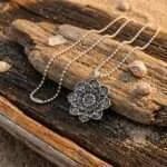 Collar Flor de Loto con Símbolo OM — Meditación y Amuleto