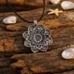 Collar Flor de Loto con Símbolo OM — Meditación y Amuleto