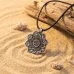Collar Flor de Loto con Símbolo OM — Meditación y Amuleto