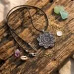 Collar Flor de Loto con Símbolo OM — Meditación y Amuleto