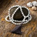 Collar Japa Mala de 108 cuentas con Piedras de Howlita Blanca