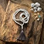 Collar Japa Mala de 108 cuentas con Piedras de Howlita Blanca