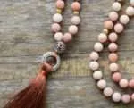 Collar Japa Mala budista con piedras de aventurina rosa