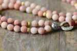 Collar Japa Mala budista con piedras de aventurina rosa