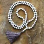 Collar Japa Mala Tíbet de 108 cuentas con piedras de howlita