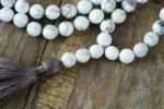 Collar Japa Mala Tíbet de 108 cuentas con piedras de howlita