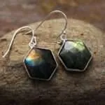 Pendientes boho geométricos con piedras de labradorita, apatita o rodonita