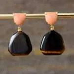 Pendientes de la limpieza del aura con piedras de amatista u ojo de tigre