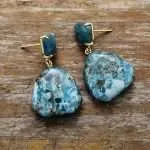 Pendientes de la limpieza del aura con piedras de amatista u ojo de tigre