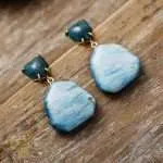 Pendientes de la limpieza del aura con piedras de amatista u ojo de tigre