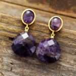 Pendientes del buen sentido común con piedras de amatista