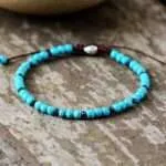 Pulsera bohemia protectora con piedras naturales de turquesa o howlita