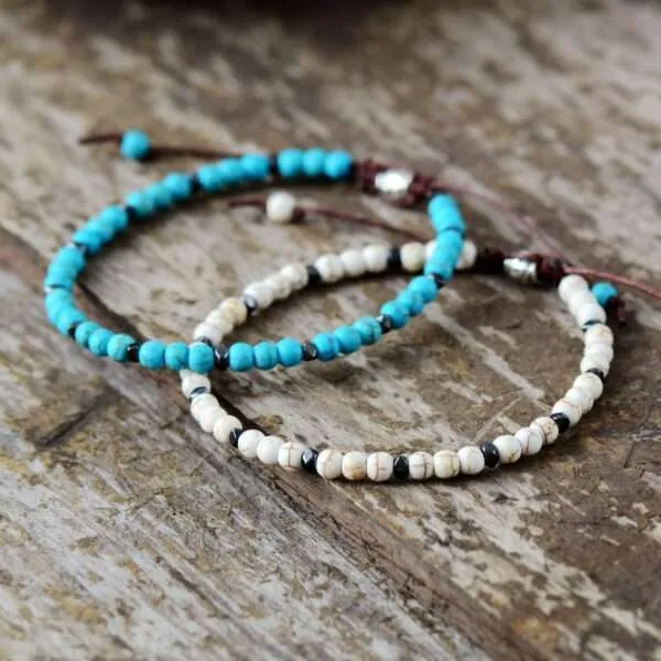 Pulsera bohemia protectora con piedras naturales de turquesa o howlita