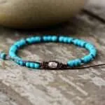Pulsera bohemia protectora con piedras naturales de turquesa o howlita
