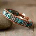 Pulsera árabe del beduino del desierto con piedras semipreciosas de jaspe