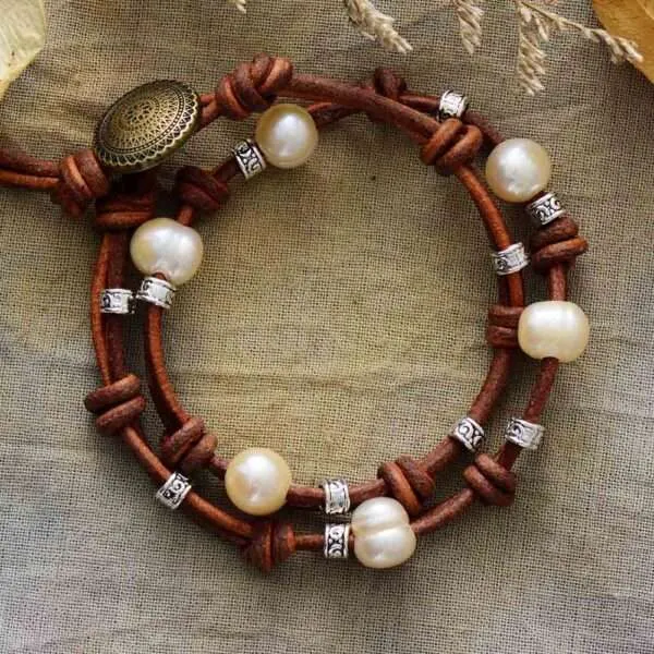 Pulsera bohemia del enfoque hacia los objetivos con perlas de agua dulce