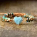 Pulsera de macramé de apoyo al chakra del corazón con amazonita y ónix