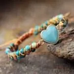 Pulsera de macramé de apoyo al chakra del corazón con amazonita y ónix