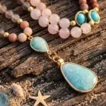 Collar largo de la seguridad con amazonita, turquesa, rodonita y cuarzo rosa