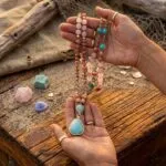 Collar largo de la seguridad con amazonita, turquesa, rodonita y cuarzo rosa