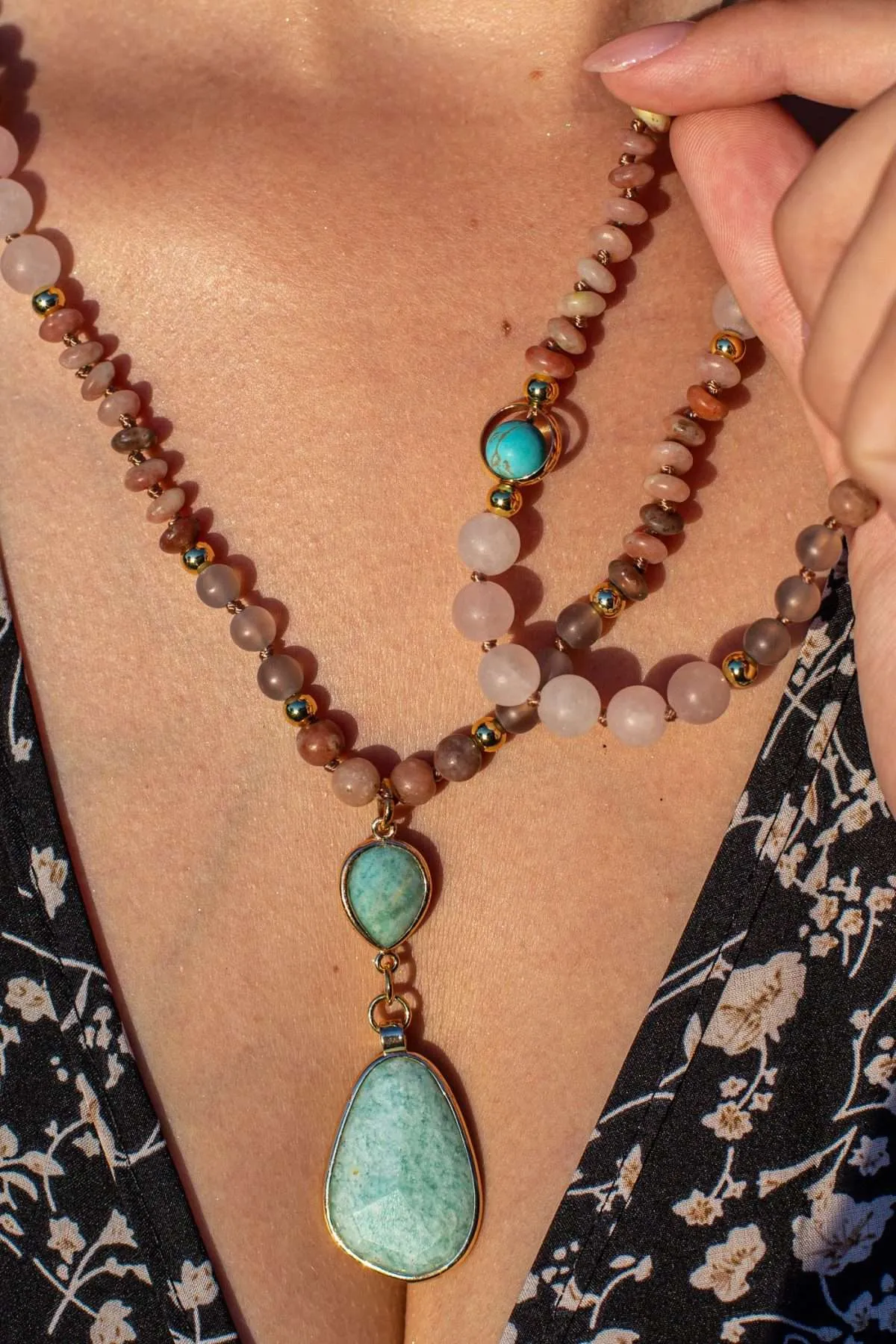 Colgante boho de la seguridad con piedras de amazonita y turquesa