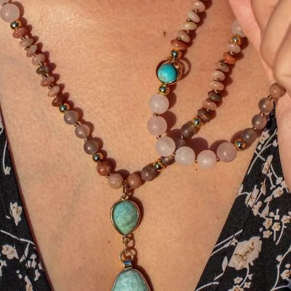 Colgante boho de la seguridad con piedras de amazonita y turquesa