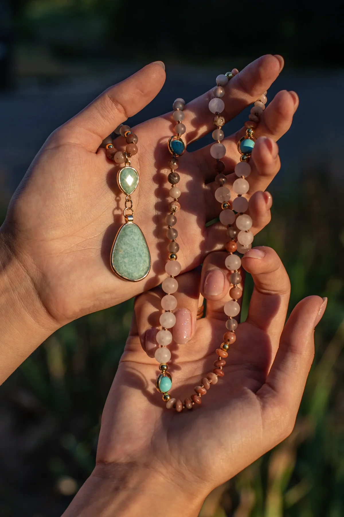 Colgante boho de la seguridad con piedras de amazonita y turquesa