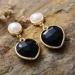 Pendientes del amor fructífero en forma de corazón con amatista, lapislázuli u ónix negro