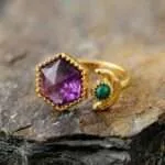 Anillo bohemio con media luna geométrica y piedras semipreciosas