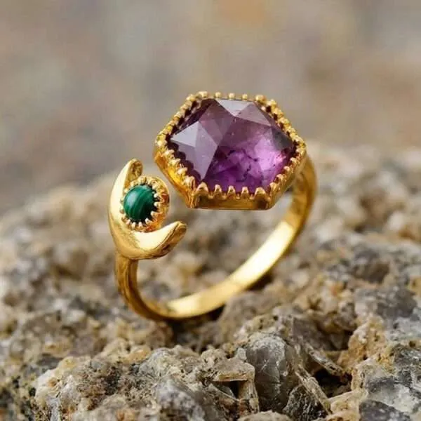 Anillo bohemio con media luna geométrica y piedras semipreciosas