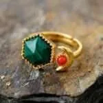 Anillo bohemio con media luna geométrica y piedras semipreciosas