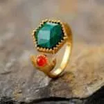 Anillo bohemio con media luna geométrica y piedras semipreciosas