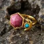 Anillo bohemio con media luna geométrica y piedras semipreciosas
